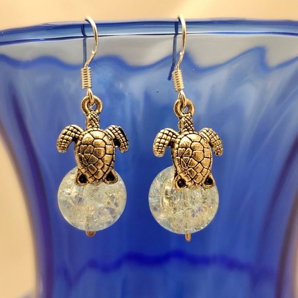 Turtle dangle earrings, clear crackle glass beads with chrome turtle charm. - Picture 2 of 2